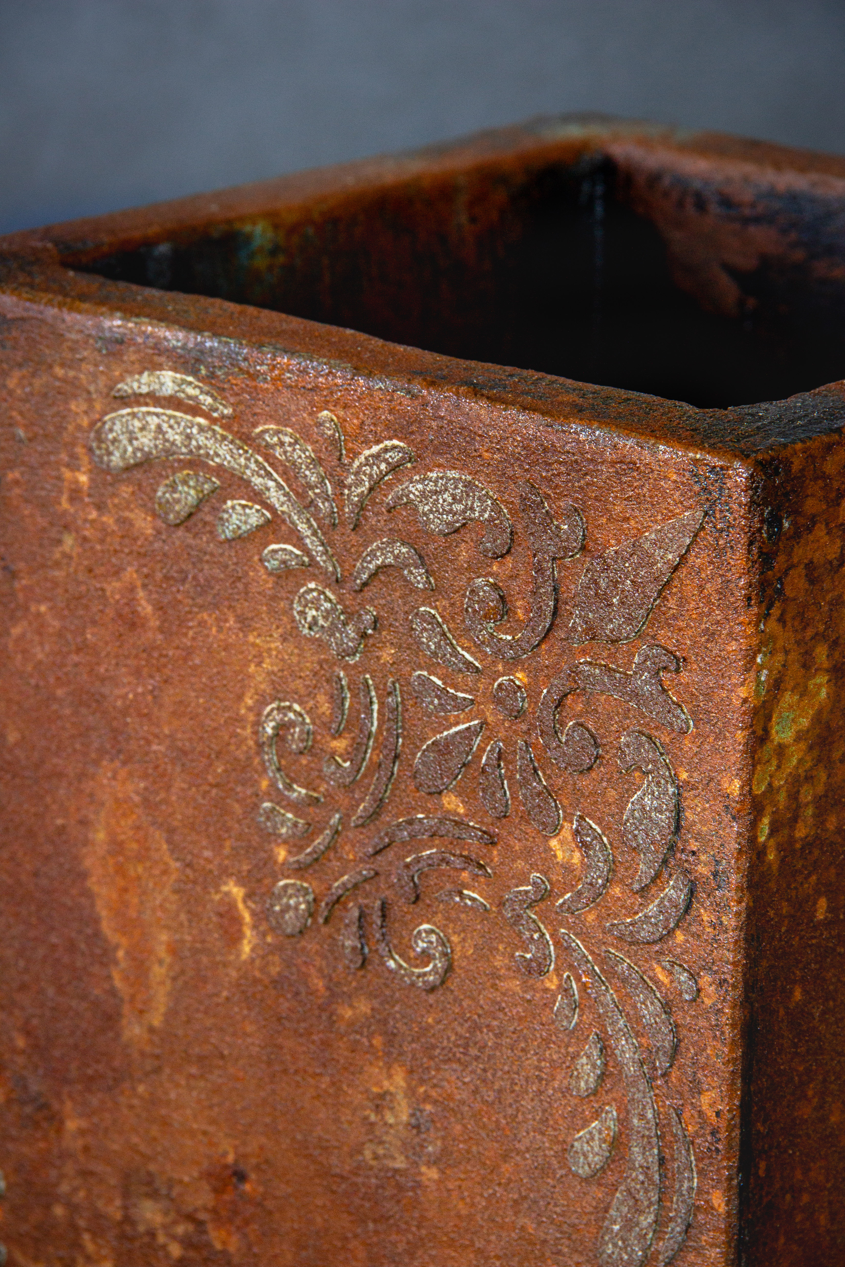 Osłonka na doniczkę wysoka w kolorze brązowym, ręcznie wykonana z XPS i tynku mineralnego, odporna na UV i wilgoć